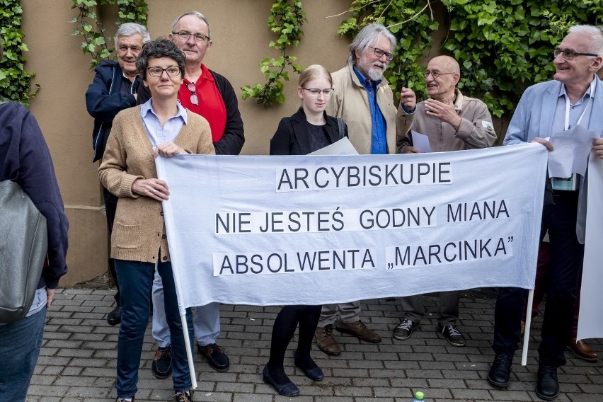 Protest absolwentów I LO w Poznaniu przed kościołem, w...