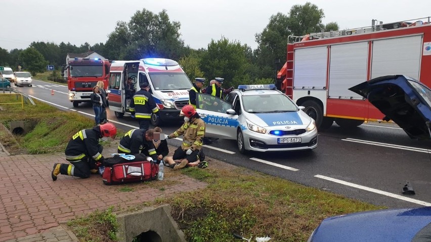 Wypadek osobówki i busa kursowego na drodze krajowej nr 42 w Bliżynie. Poszkodowanych sześć osób [ZDJĘCIA]