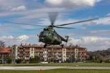 Widowiskowe lądowanie śmigłowca Mi 8 P/SAR na lądowisku przyszpitalnym Rydygiera w Krakowie