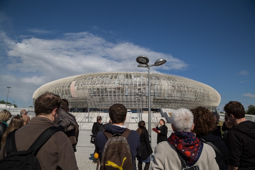 Brzydkie pęknięcia i plamy. Kraków Arena znowu do poprawki