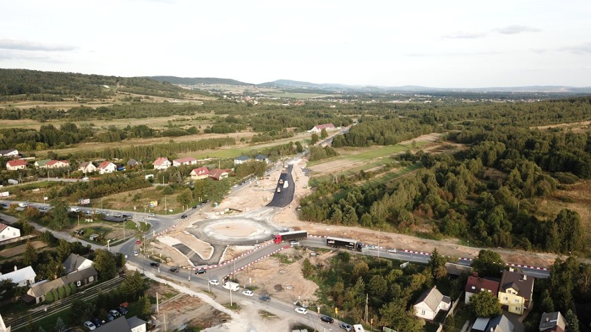 Na największej inwestycji drogowej w Kielcach widać już jezdnie i kawałek ronda. Zobacz nowe połączenie dróg 73 i 74 (WIDEO Z DRONA)
