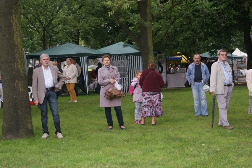 VII Jarmark Rzemiosła i Rękodzieła trwa w parku przy Pałacu...