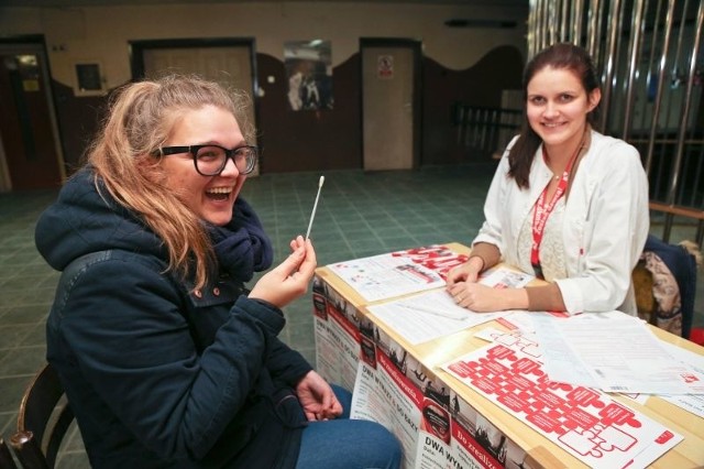 Rejestracja zajmuje chwilę, a można komuś uratować życie - mówi Karolina Cylwik (z lewej).