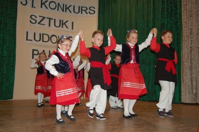Podczas wernisażu w Szubińskim Domu Kultury oklaskiwano zespół "Pałuczaki&#8221; z Samorządowego Przedszkola nr 2.