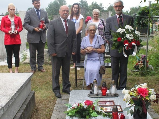 Władze samorządowe gminy Secemin, wdowa po powstańcu i młodzież składają kwiaty na grobie Edmunda Welke.