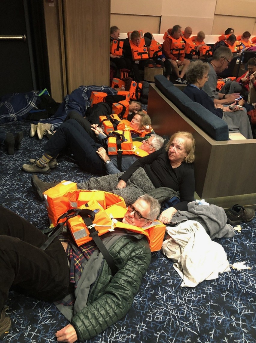 Norwegia: Dramatyczna akcja ratunkowa. Trwa ewakuacja 1300 pasażerów statku wycieczkowego Viking Sky [ZDJĘCIA]