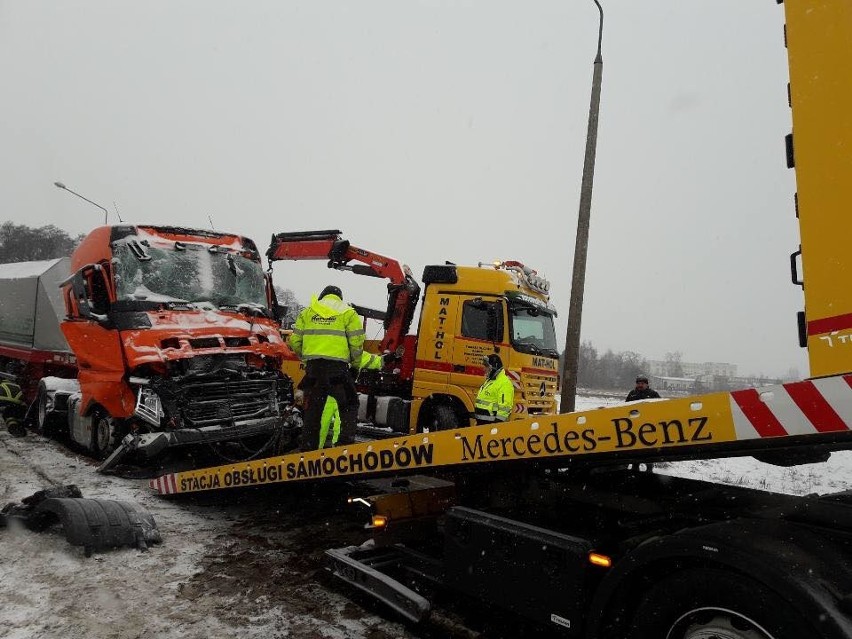 Wypadek na drodze krajowej numer 12 w Radomiu. Zderzenie dwóch TIR-ów. Ulica Zwolińskiego była zablokowana (nowe zdjęcia)