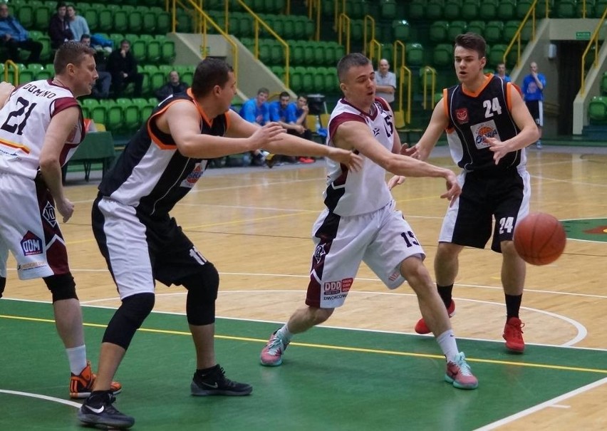 Koszykarze Domino Inowrocław pokonali ekipę Obry Kościan 64:61 [zdjęcia]