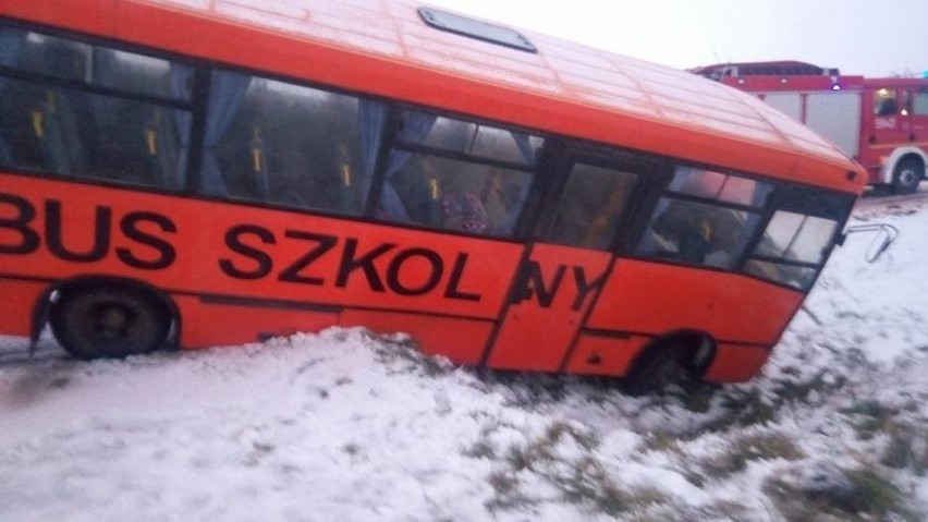 W Otorowie szkolny autobus z dziećmi wpadł do rowu
