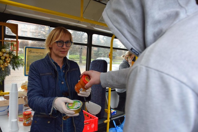 Bezdomni koczujący w Grudziądzu mogli zjeść ciepły posiłek w... autobusie. „ArkaBus” zatrzymał się w trzech miejscach na terenie miasta.