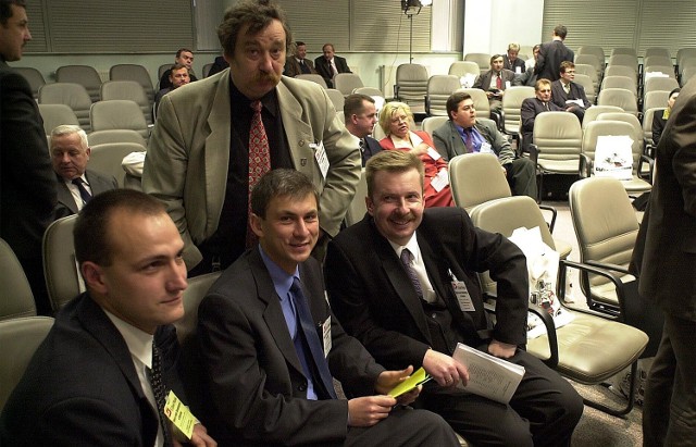 Grzegorz Napieralski (siedzący po środku) przed głosowaniem dyskutował z Dariuszem Wieczorkiem (pierwszy z prawej). Godzinę później było już wiadomo, że Napieralski przejmie od niego władzę w partii.