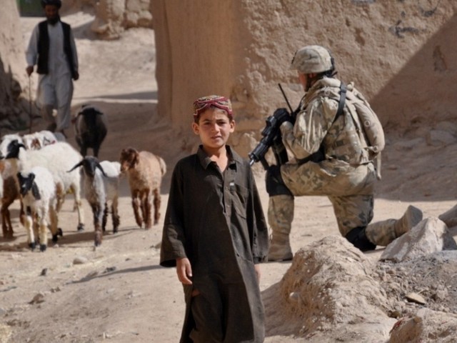 Polski żołnierz podczas przeszukiwania afgańskiej wioski.