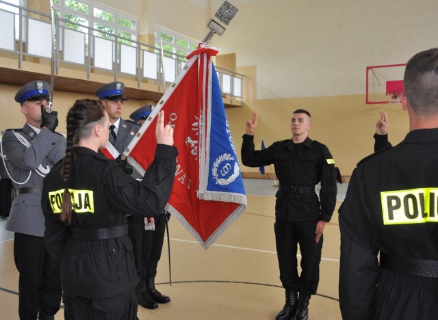 W piątek w Oddziale Prewencji Policji w Białymstoku odbyło się uroczyste ślubowanie nowych funkcjonariuszy przyjętych do służby w podlaskim garnizonie policji.