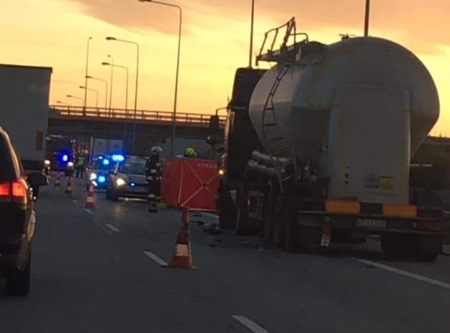 Tragedia rozegrała się ok. godz. 3 tuż za zjazdem z S14 na węźle Róża, na nitce drogi prowadzące w kierunku autostrady A1. Z nieustalonych dotąd przyczyn cysterna (na pajęczańskich numerach rejestracyjnych) zatrzymała się częściowo na prawym i częściowo na pasie ruchu, a jej kierowca (69-letni mężczyzna) wysiadł z szoferki i stał tuż obok.Czytaj na kolejnych slajdach 