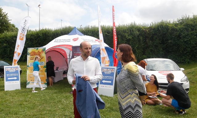 Prezydent Rzeszowa i Wojewoda Podkarpacki zachęcają do szczepień przeciw Covid 19 na festiwalu rowerowym w Rzeszowie.