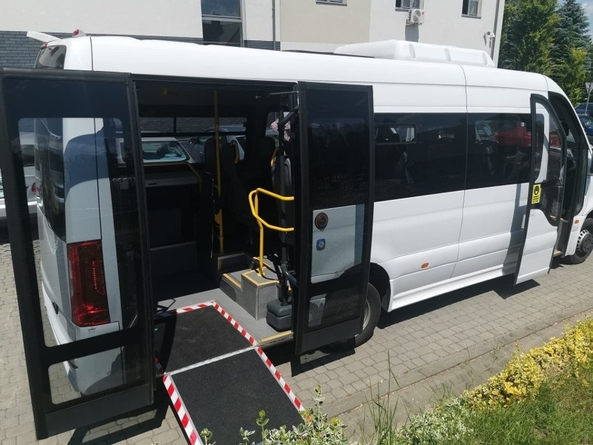 Autobus gminnej komunikacji publicznej w Michałowicach