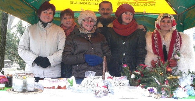 Koło Gospodyń Wiejskich z Broniszowa, pod batutą Aleksandra Pietrzyka, prezentuje świąteczne pyszności na sobotnim kiermaszu w Busku-Zdroju.