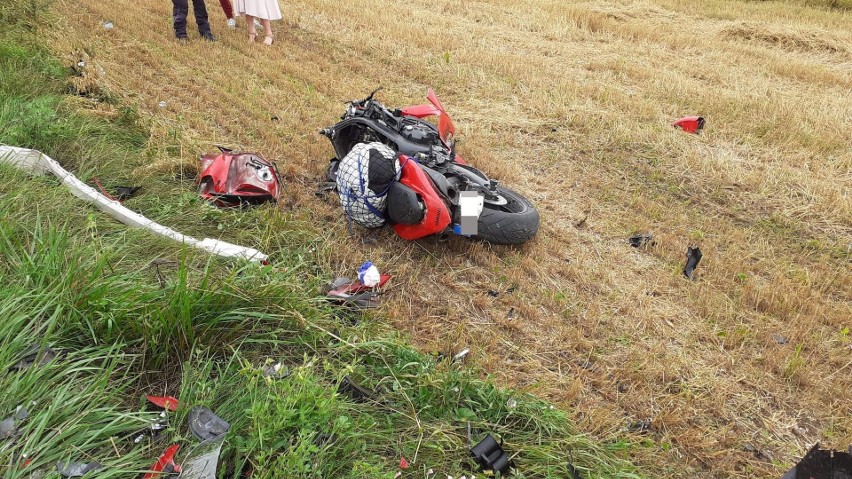 Wypadek na trasie Szczuczyn-Bzury. Motocyklista zderzył się czołowo z busem (zdjęcia)