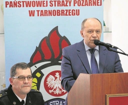 Poseł Zbigniew Chmielowiec gratulował strażakom efektów pracy. Z lewej komendant miejski Marian Róg