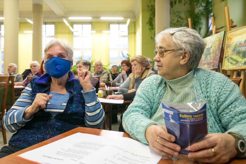 Kraków. Seniorzy z domów pomocy społecznej dostają maski antysmogowe