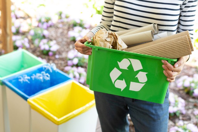 Wykorzystaj Światowy Dzień Recyklingu jako okazje, żeby zacząć dbać o planetę. Zastanów się, co możesz zrobić, żeby zredukować w domu do minimum ilość odpadów i dać przedmiotom drugie życie.