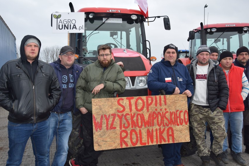 Rolnicy w formie protestu spowolnili ruch na Drodze Krajowej...