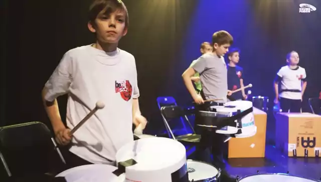 Dziecięca Orkiestra Recyklingowa, która działa pod szyldem Festiwalu Sztuki Perkusyjnej Drums Fusion, w swym pierwszym teledysku wykonuje „Odę do Radości”