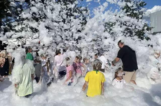 Największą atrakcją pikniku była możliwość zanurzenia się w puszystej pianie strażackiej!