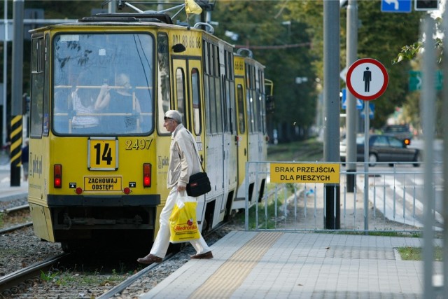 Tramwaj potrącił pieszą na Powstańców Śląskich. Zdjęcie ilustracyjne