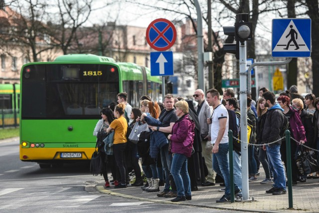 Sprawdziliśmy, które autobusy w Poznaniu spóźniają się najbardziej. Jak informuje ZTM Poznań, średni wskaźnik punktualności dla autobusów w październiku 2019 roku wyniósł 77,5 proc. Są jednak linie, których punktualność ledwo przekracza 60 proc., a najgorsza poznańska linia nie osiąga nawet... 50 proc.Przejdź dalej i zobacz niechlubny ranking --->