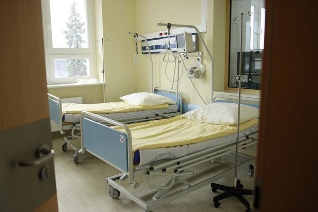 Szpital tymczasowy dla chorych na COVID-19 w Radomiu ma się składać z dwóch części. W pierwszej, dla pacjentów w lżejszym stanie jest 80 łóżek i od marca działa ona w nowej rehabilitacji przy ulicy Narutowicza. Ma być jeszcze oddział intensywnej terapii z 20 miejscami.