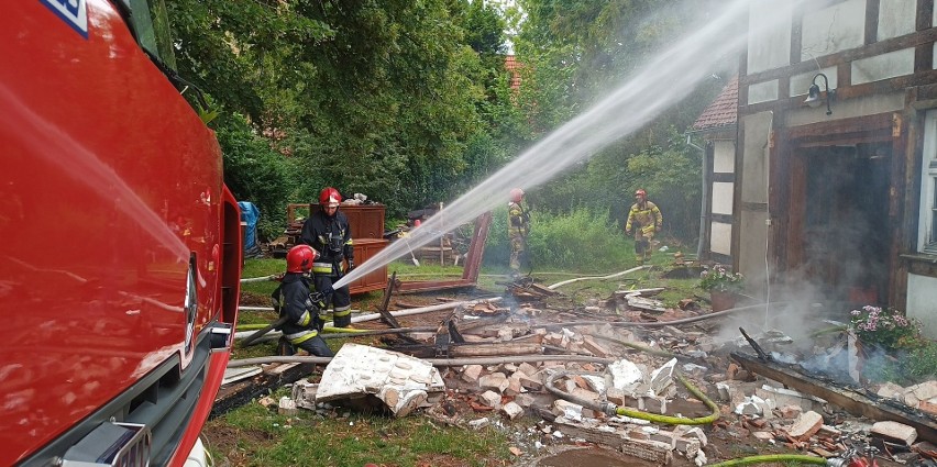 Pomoc pogorzelcom po pożarze w Charnowie. Niepewny los zabytkowej dawnej plebanii