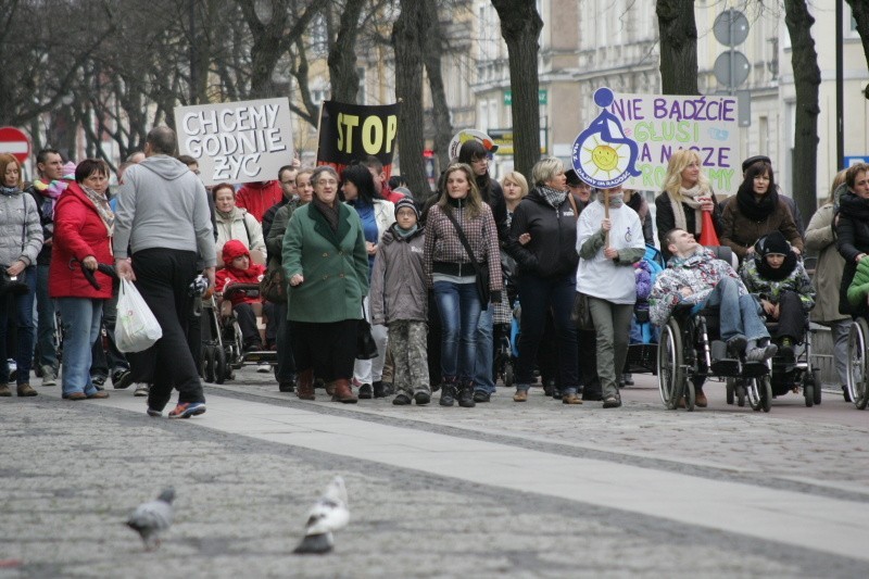 Protest opiekunów osób niepełnosprawnych w Słupsku...