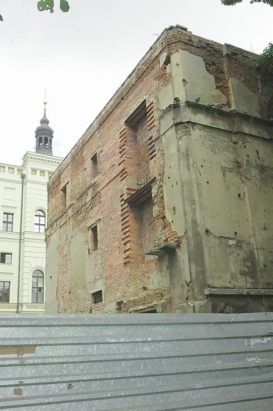 Ruiny teatru niszczeją i szpecą Stare Miasto. Władze powiatu zdecydowały się na ich przejęcie i odbudowę zabytku.