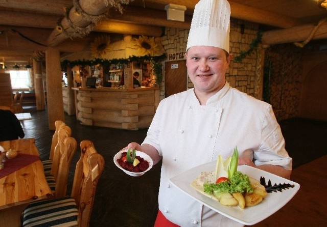 - Delikatne polędwiczki w aromatycznym sosie na bazie sera lazur to smaczne danie, które przypadnie do gustu każdemu. Smak tego dania podkreśla dodatek martini bianco - Robert Klepacki, szef kuchni Hotelu Korbowa Koliba w Sukowie koło Kielc.