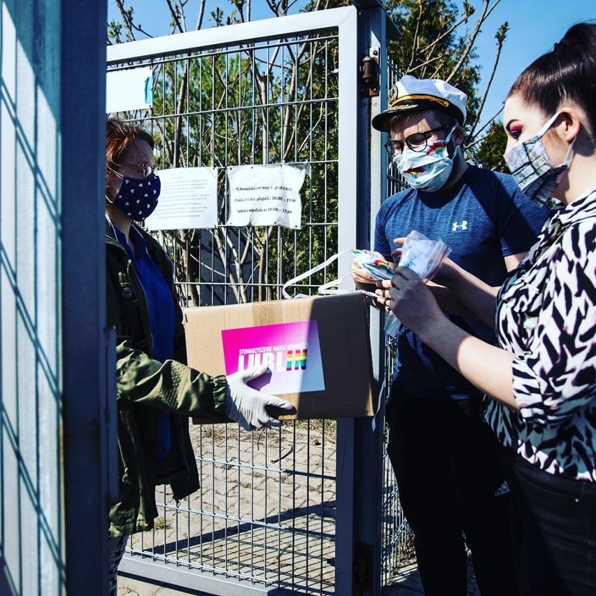 Aktywiści z LGBTQ rozdali w województwie lubelskim tęczowe maseczki. Tak chcą walczyć z epidemią koronawirusa