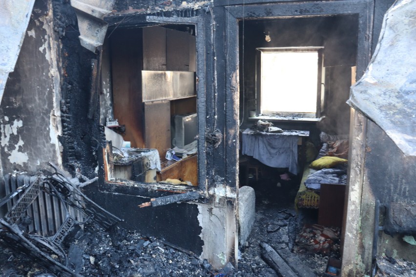 22 zastępy straży pożarnej walczyły z pożarem budynku wielorodzinnego w powiecie tomaszowskim