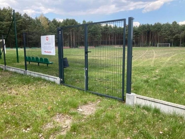 Złodzieje ukradli ponad 100 przęseł z ogrodzenia boiska w Nieznamierowicach.