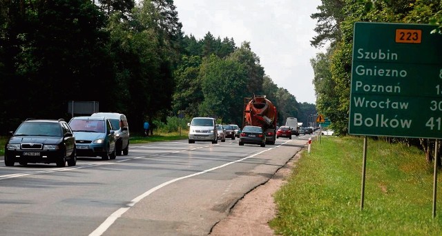 Droga wojewódzka 223  w zadowalającym stanie jest tylko we fragmentach. Odcinek długości ponad kilometra to głównie drogowe „łaty”. Marszałek obiecuje, że trasa ta niedługo doczeka się remontu.