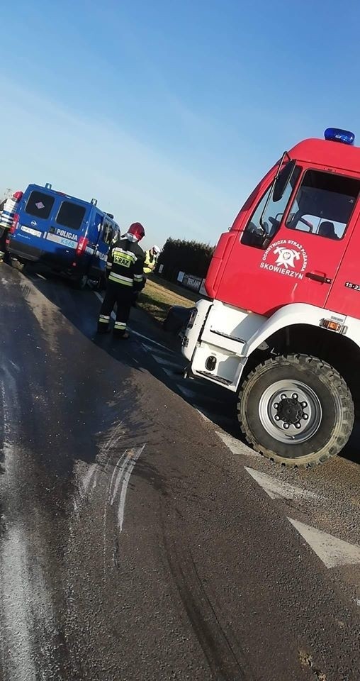 Wypadek pomiędzy Zbydniowem a Gorzycami na trasie 77. Zderzyły się tir i samochód osobowy 