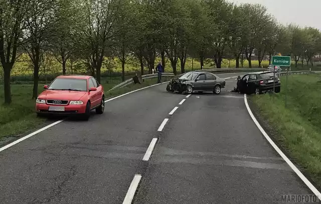 Według wstępnych ustaleń policjantów, 36-letni kierowca audi A4 wyprzedzał na łuku jezdni samochód. Żeby uniknąć zderzenia z jadącym z naprzeciwka pojazdem zjechał na lewo i chcąc schować się za poprzedzającym go autem, najechał na jego tył. 