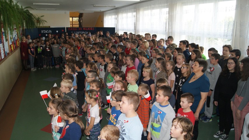 245 uczniów Szkoły Podstawowej w Pacanowie śpiewało Hymn Polski [WIDEO, ZDJĘCIA]