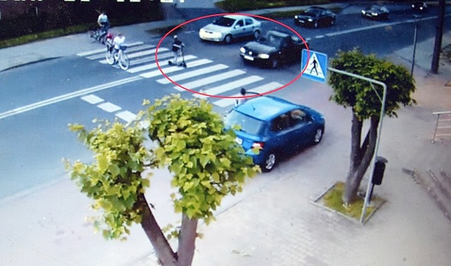 Szalony kierowca omal nie przejechał dziecka na przejściu dla pieszych w Rędzinach. Wcześniej zabił rowerzystę.Zobacz kolejne zdjęcia. Przesuwaj zdjęcia w prawo - naciśnij strzałkę lub przycisk NASTĘPNE