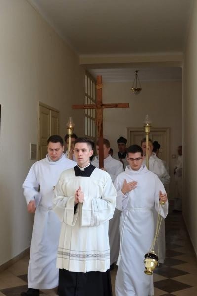 Pięciu kleryków Wyższego Seminarium Duchownego w Kielcach przyjęło strój duchowny. Mszę odprawił biskup Andrzej Kaleta [ZDJĘCIA]