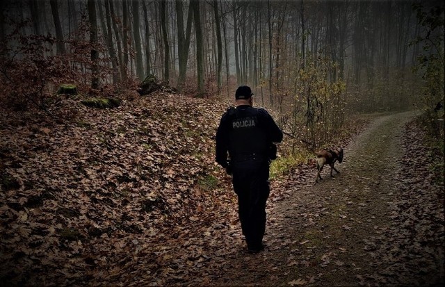 Gmina Karsin. W nocy policjanci i strażacy szukali zaginionej 45-latki. Kobietę znaleziono w lesie. Leżała podtopiona w stawie...