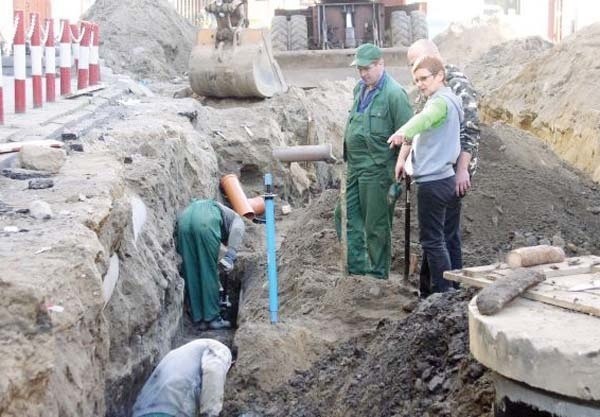 &#8211; Wkrótce okaże się, czy robotnicy znaleźli pozostałości po bramie wjazdowej do krzyżackiej warowni. Na teren robót przyjechała ze Słupska archeolog Iwona Kozerska.