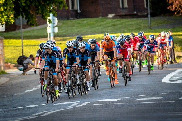 Kolarze opolskiej grupy zawodowej często prowadzą peleton.