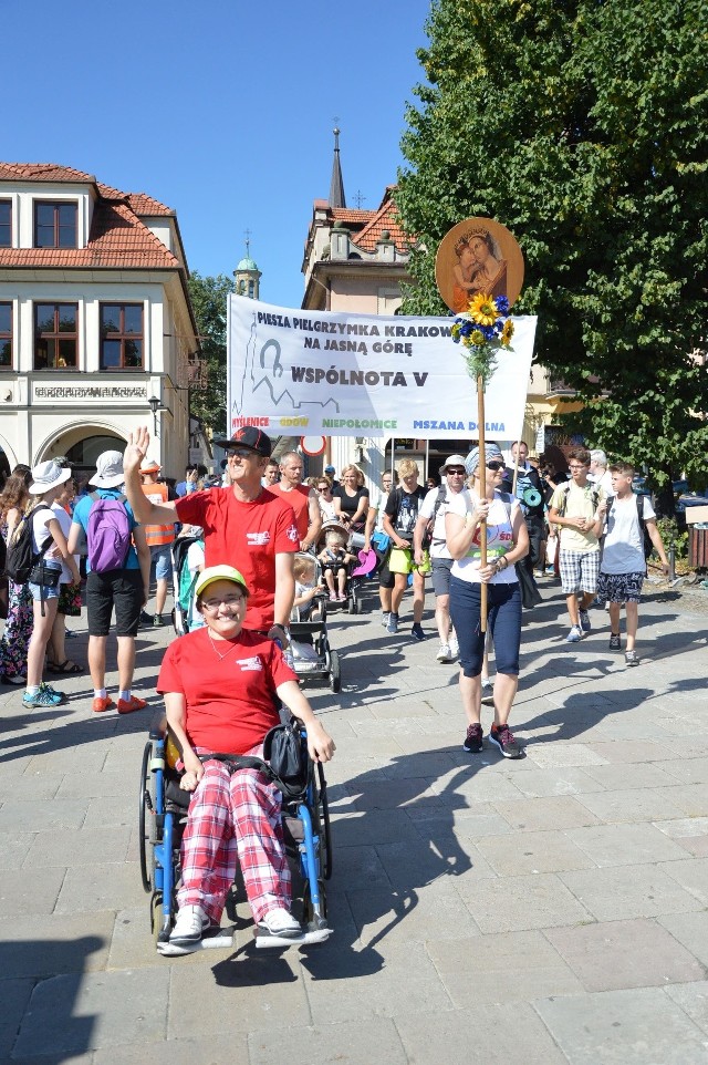 Pielgrzymi z Myślenic i Mszany Dolnej wyruszyli razem w sobotę rano