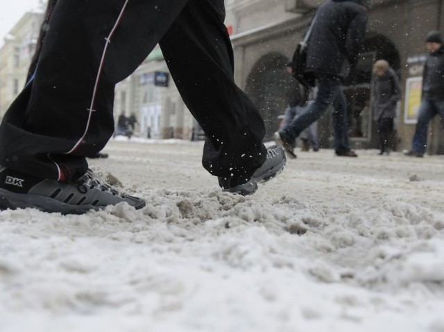 Opady śniegu są dziś powodem utrapienia zarówno kierowców, jak i pieszych