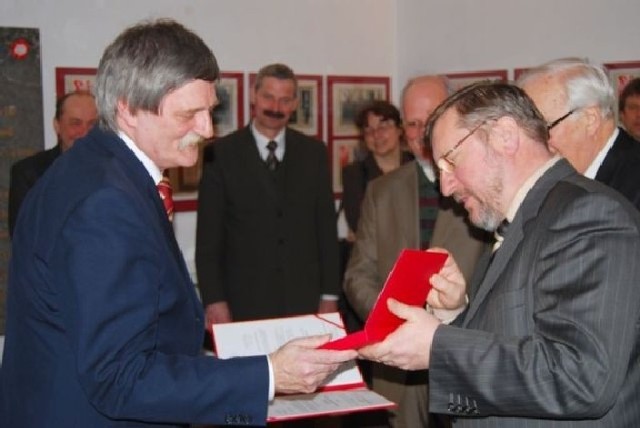 Medal wręczył Antoniemu Taczanowskiemu (z lewej) kanclerz Wyższej Szkoły Gospodarki z Bydgoszczy doc. Krzysztof Sikora.